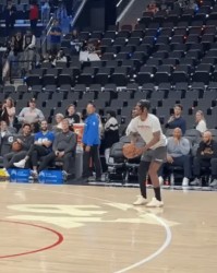 勇记：巴特勒目前随勇士现身洛杉矶，他已经不用拐杖了